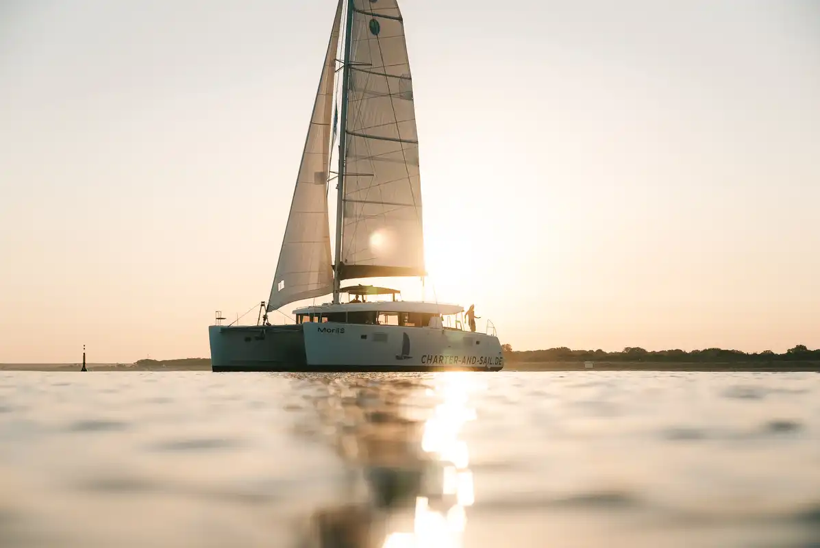 Katamaran im Sonnenlicht