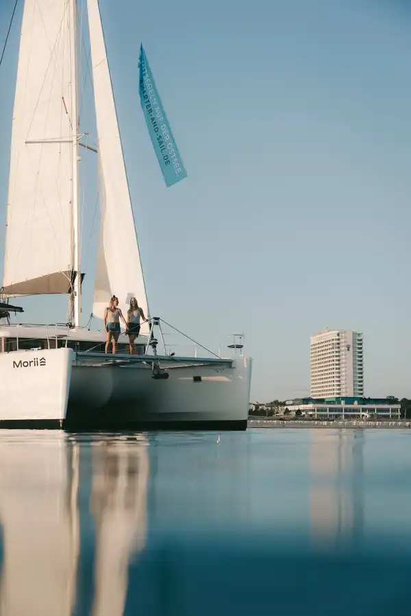 Segeln im Sonnenschein vor Warnemünde