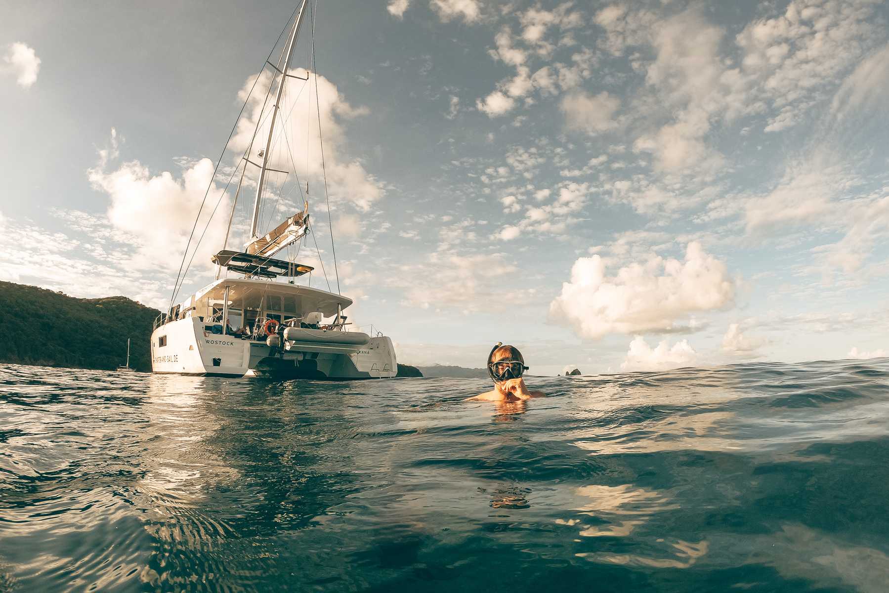 Vom Katamaran direkt in Schnorchelparadies