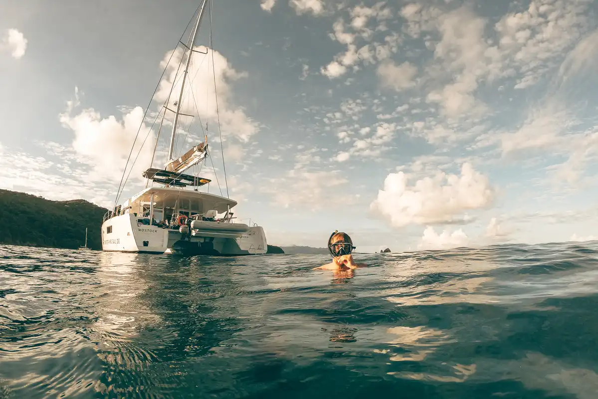 Vom Katamaran direkt in Schnorchelparadies