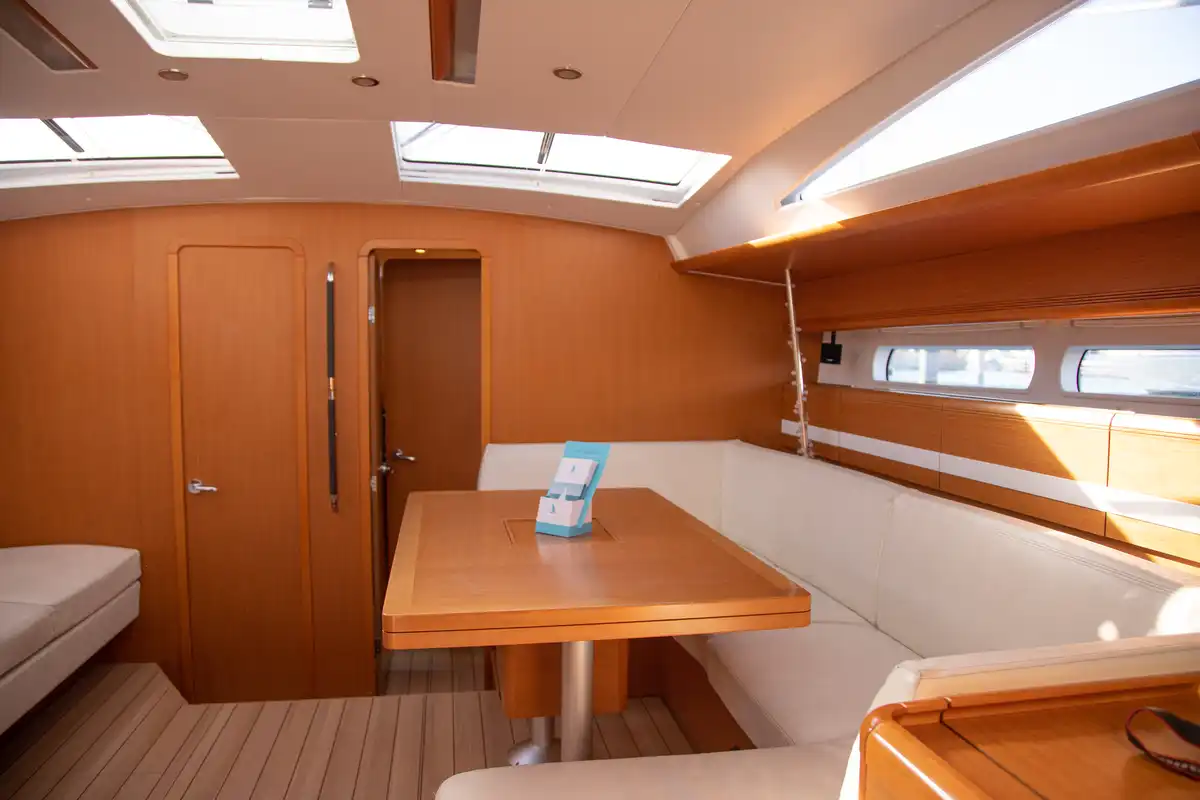 Der große und helle Salon der Jeanneau 53