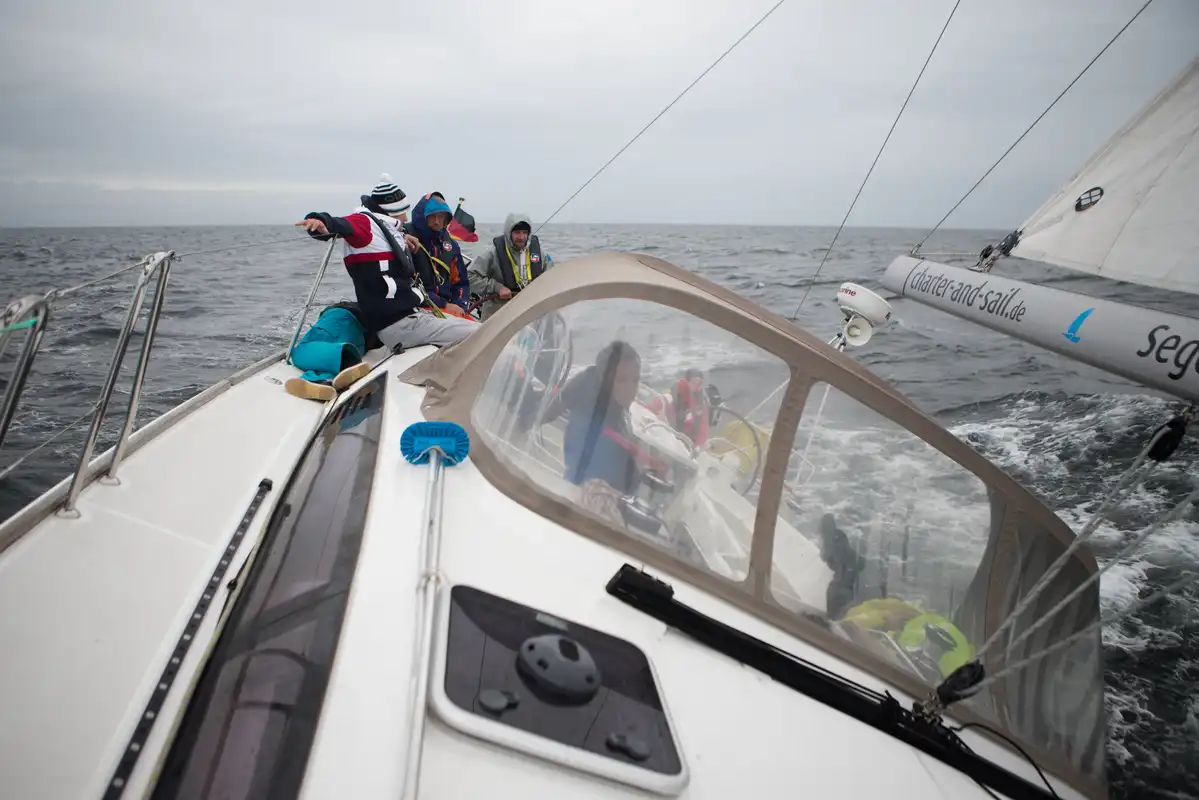 Mit Schräglage macht Segeln auf der Ostsee erst recht Spaß