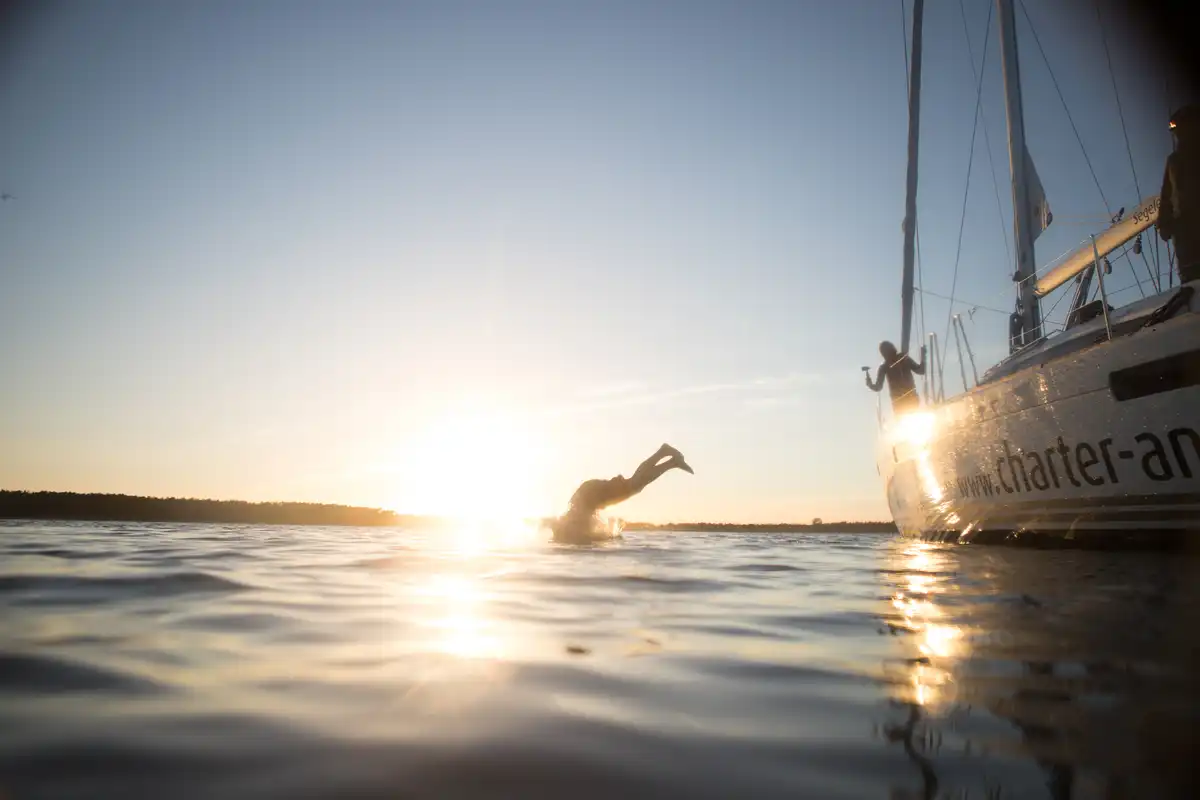 Auch an der Ostsee macht es Spaß ins Wasser zu springen