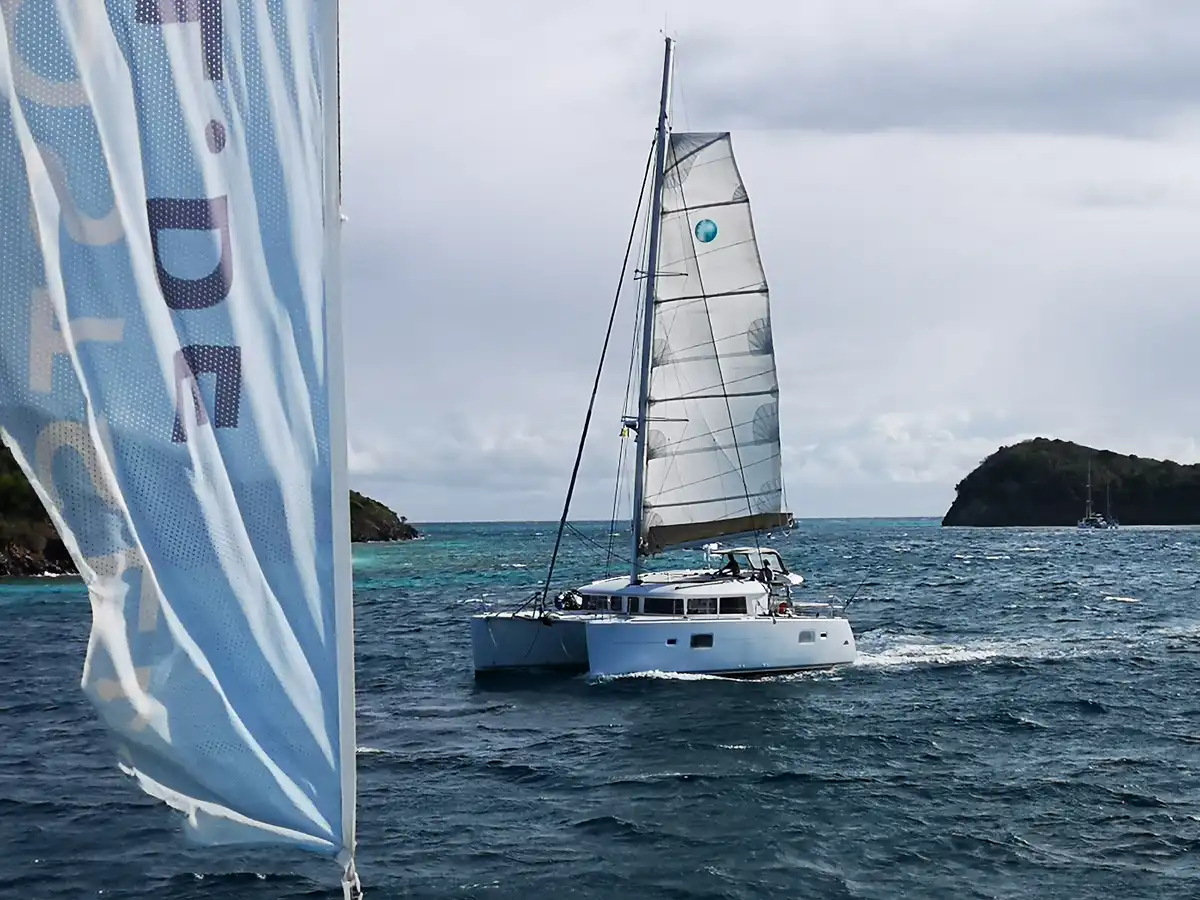 Katamaran Lagoon 400 unter Segeln