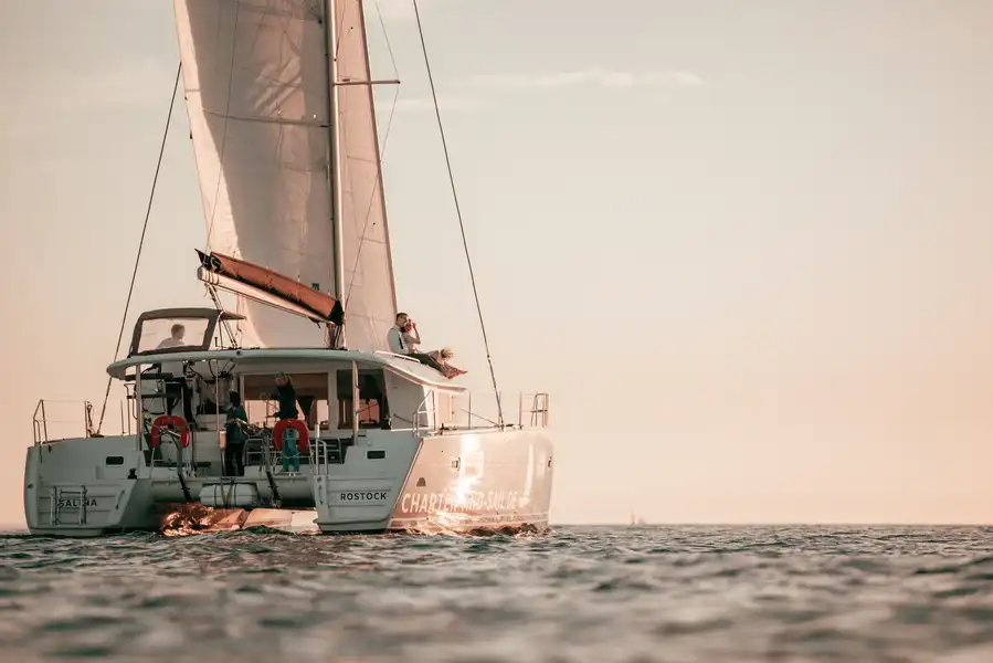 Viel Platz beim Katamaran Segeltörn