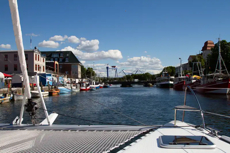 Katamaran im alten Strom