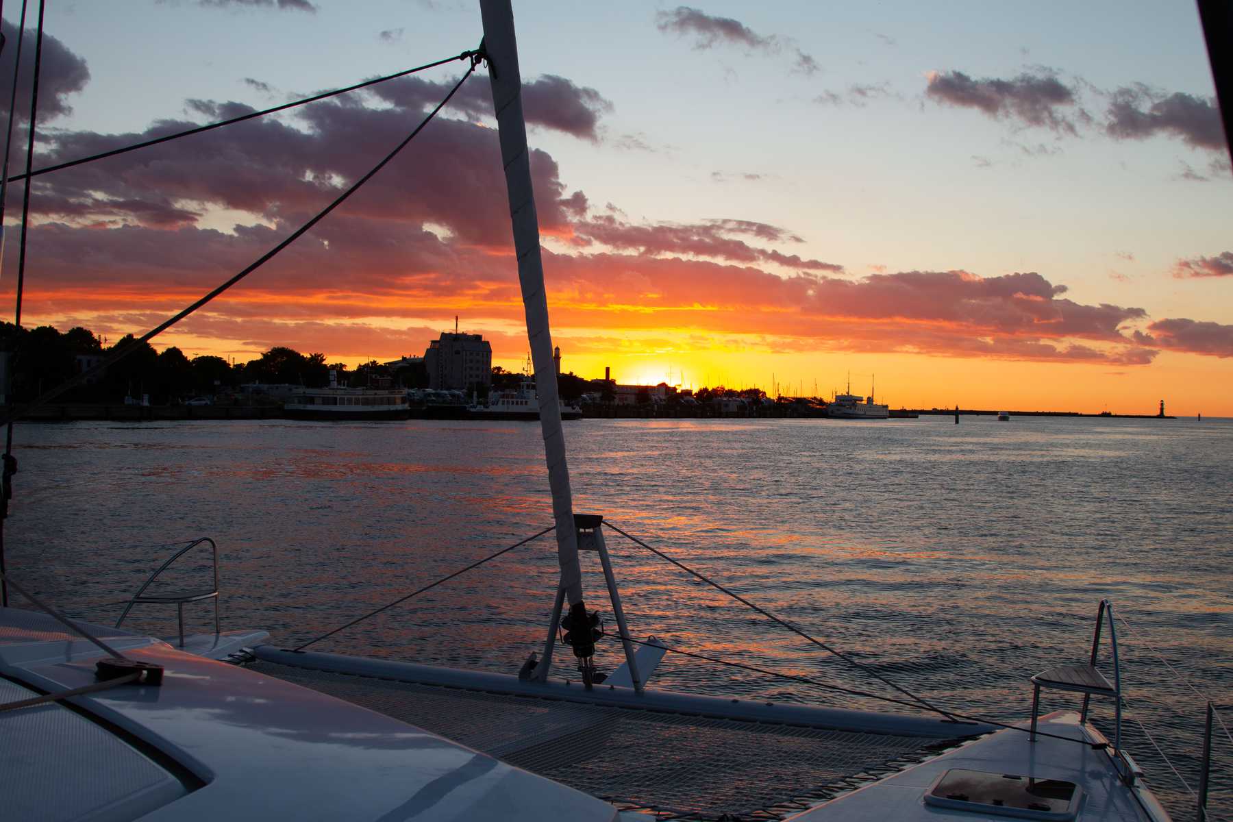 Katamaran Törn in den Sonnenuntergang
