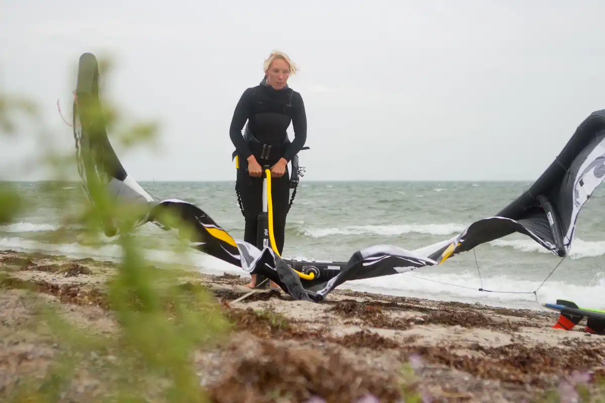 Vorbereitungen für die Kitesession beim Kite & Sail