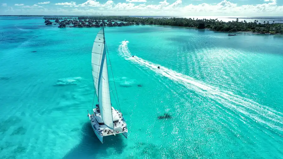 Sandstrand und Palmen von Tahiti