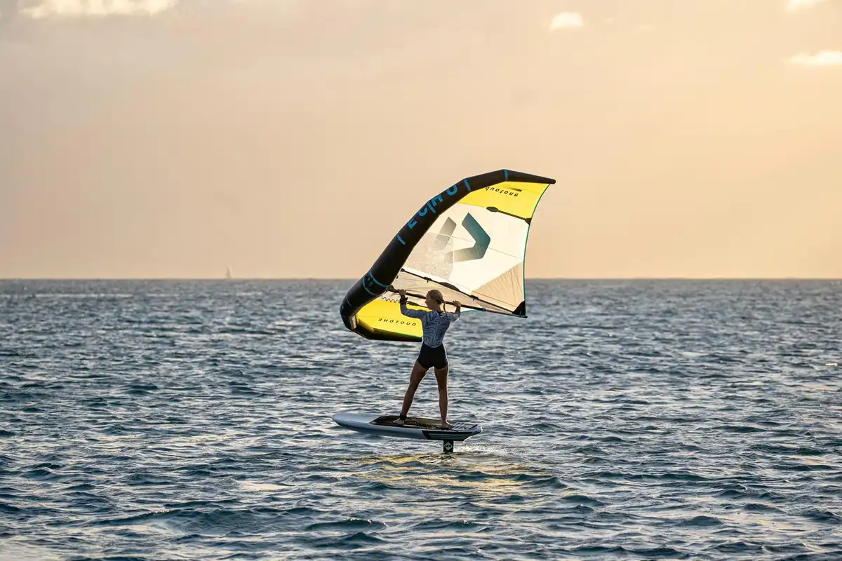Wingsurfen um Sonnenuntergang