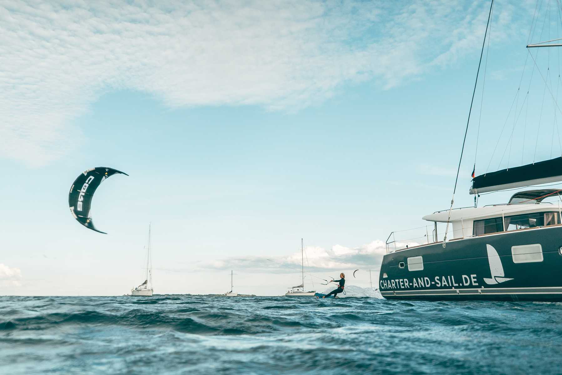Kite and Sail - Neben dem Katamaran Kiten