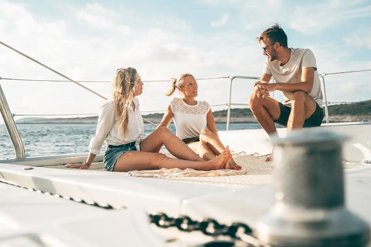 Den Segeltörn auf dem Netz des Katamarans genießen