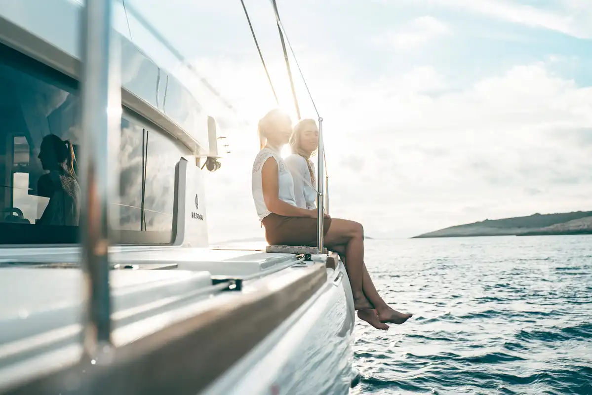 Segeln in der Sonne vor der traumhaften Kulisse