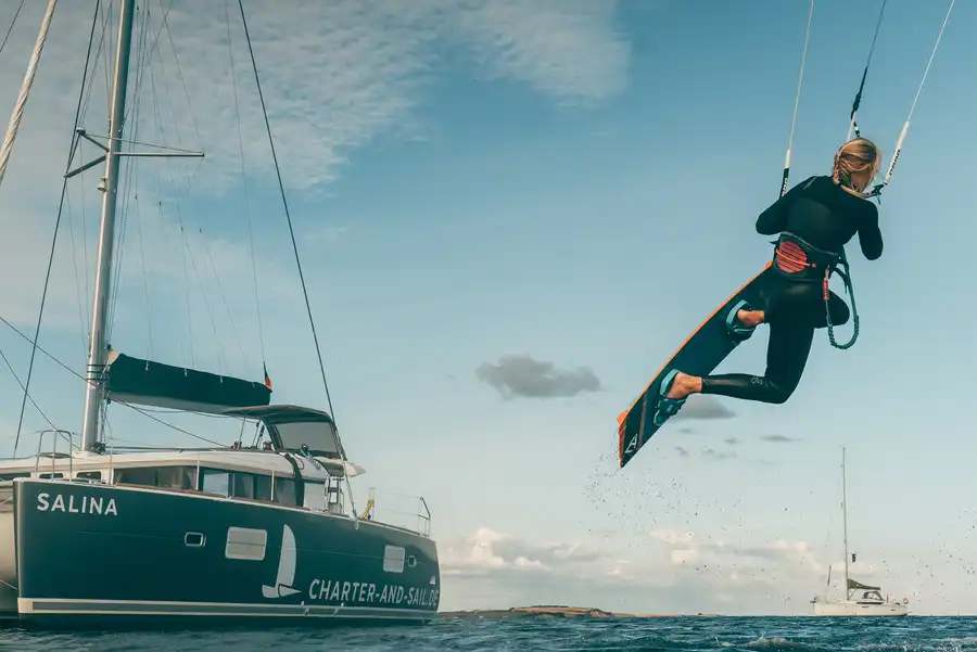 Der Katamaran vor dem Hotel Neptun