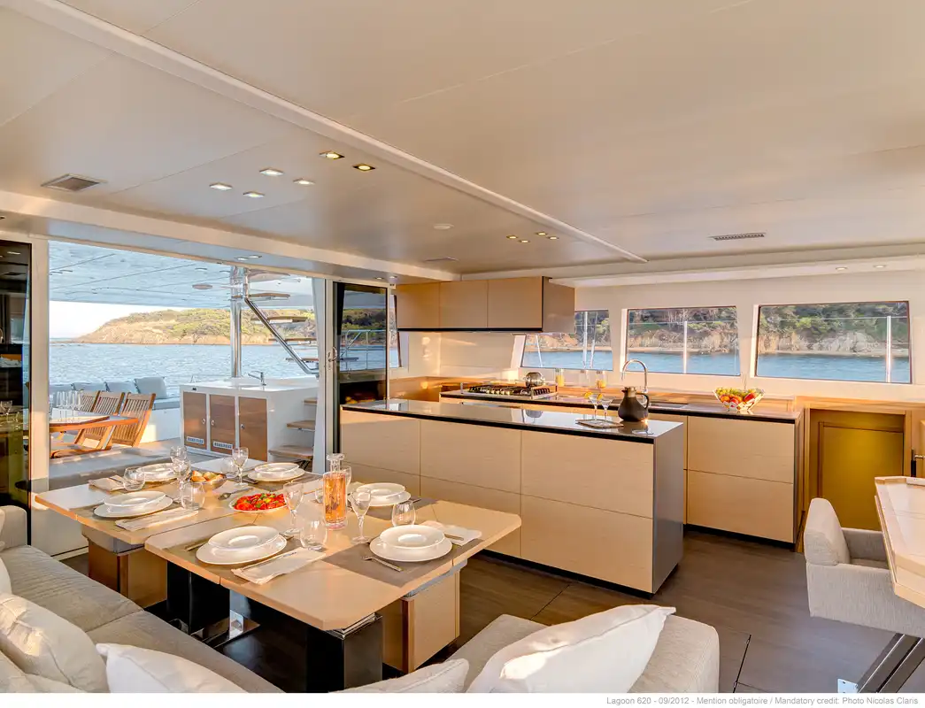 Der große und helle Salon des Lagoon 620