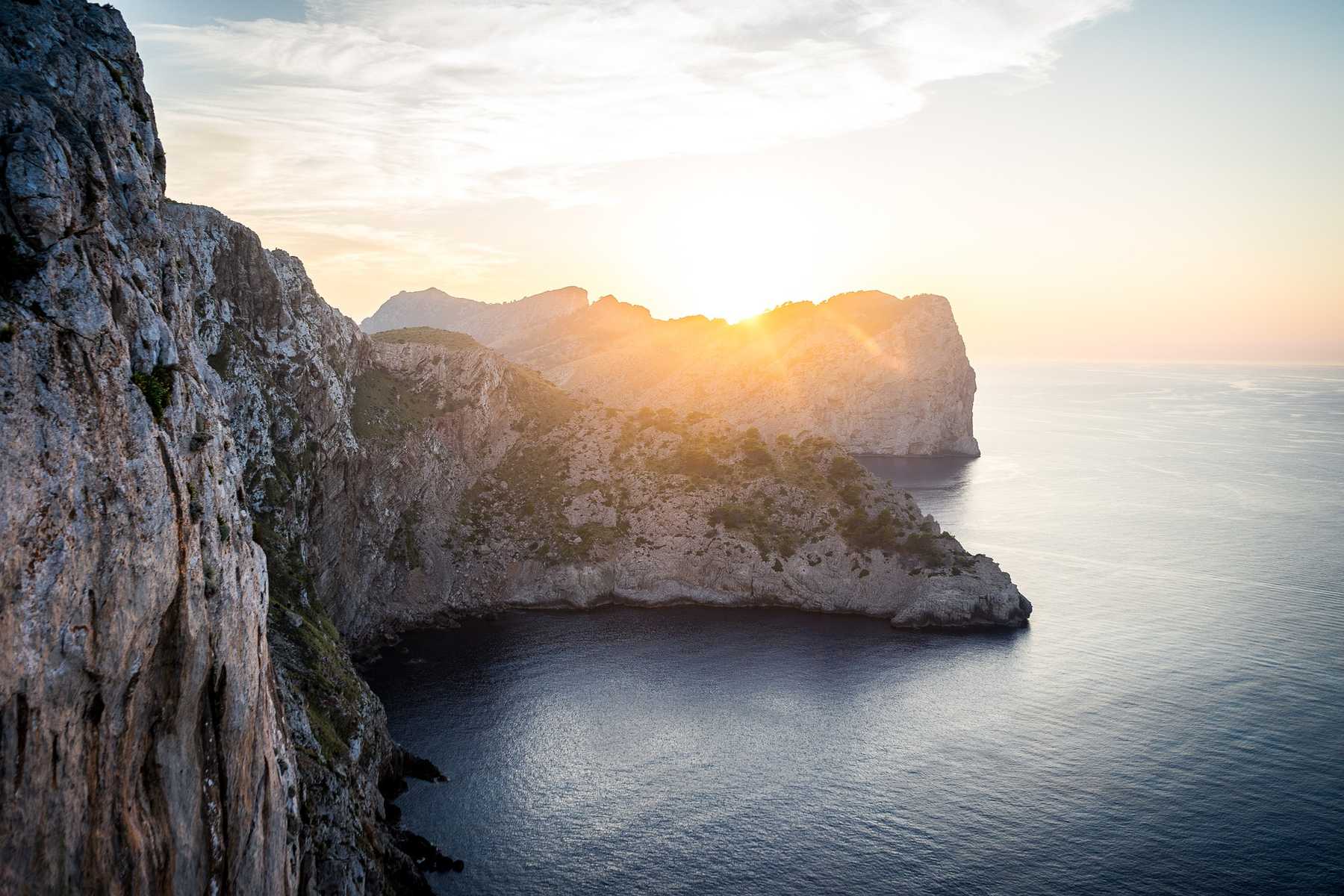 cliffs-ge2e574267_1920.jpg