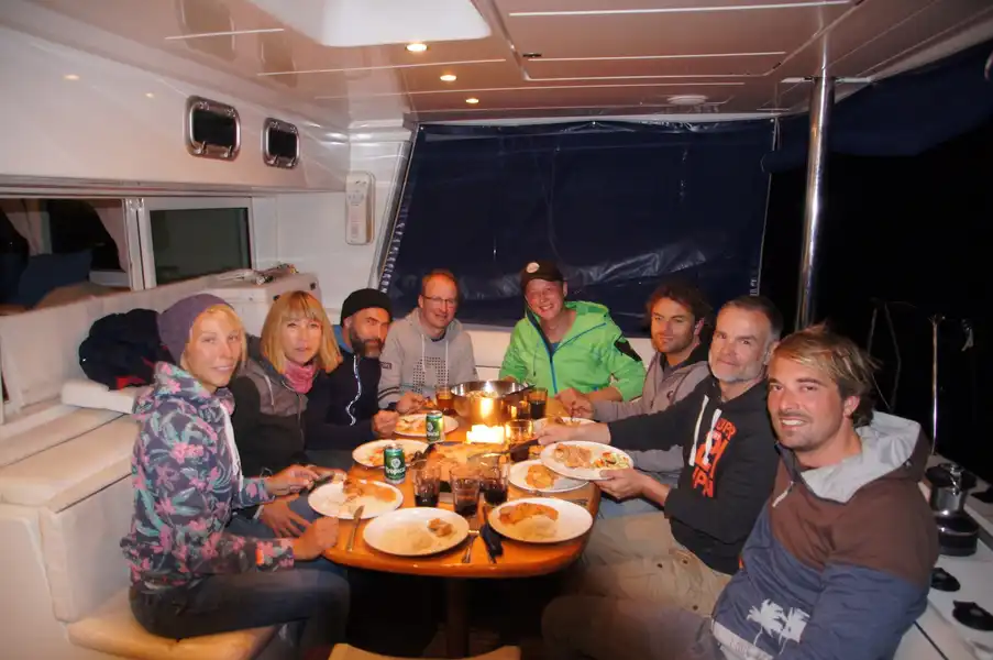 Gemeinsames Abendessen auf dem Katamaran
