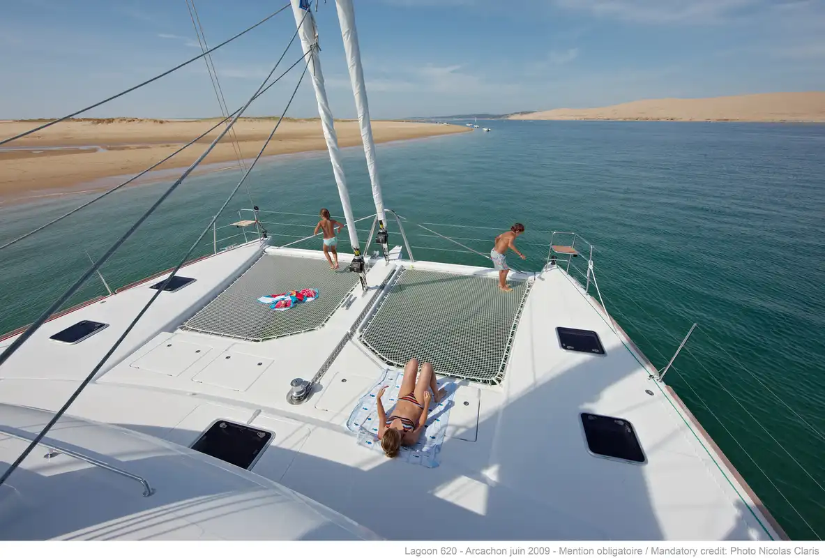 Entspannen auf dem Netz des Lagoon 620