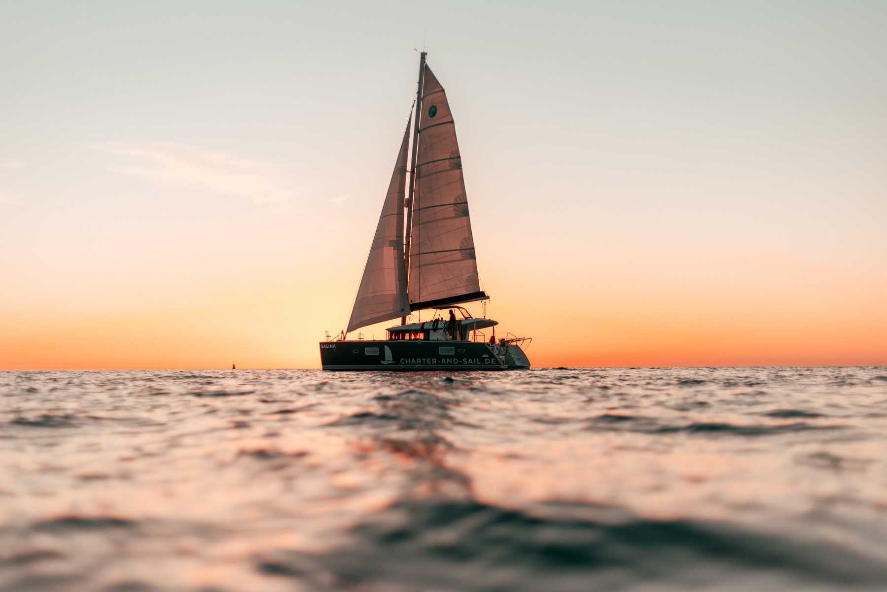 Einsam in den Sonnenuntergang segeln