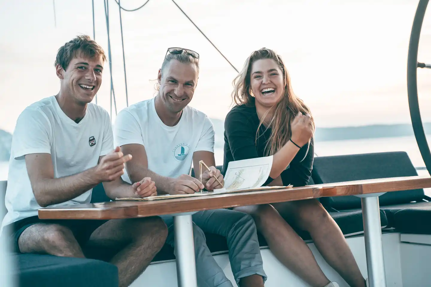 Gemeinsames navigieren beim Segeltörn