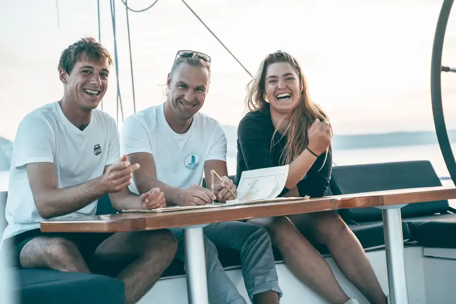 Gemeinsames navigieren beim Segeltörn