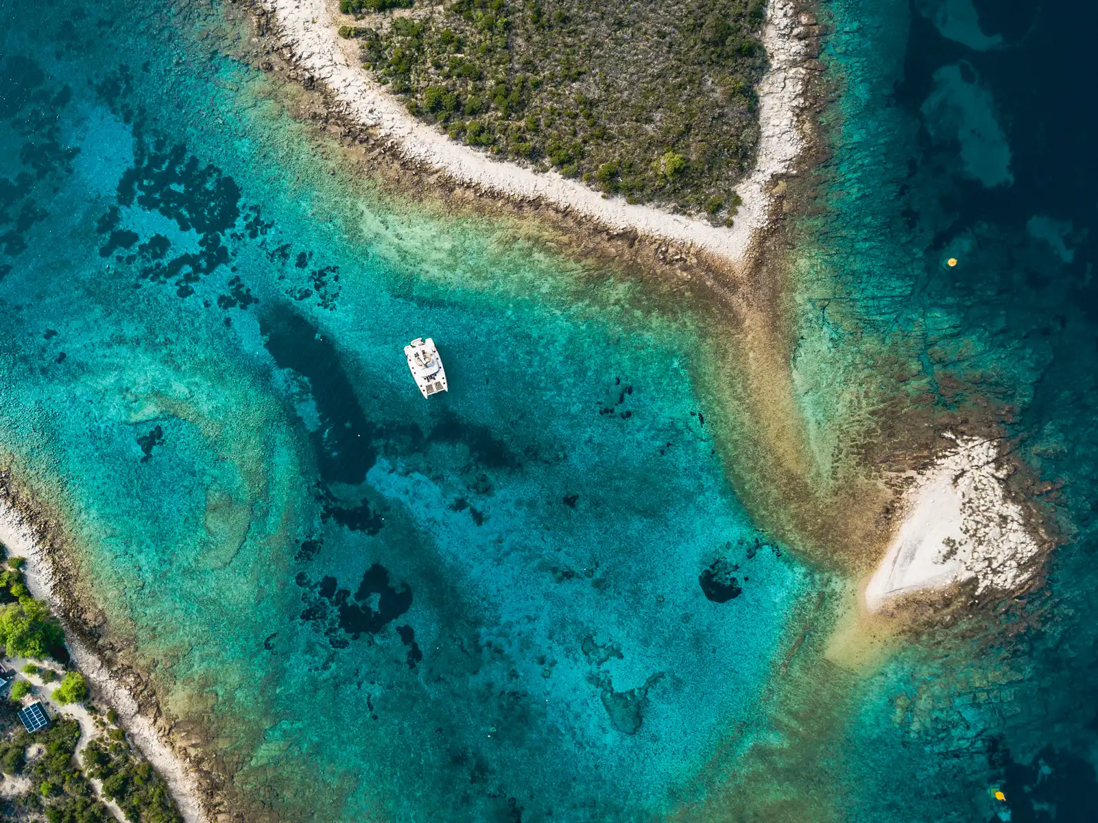 Fantastische Farben der kroatischen Küstenlandschaft