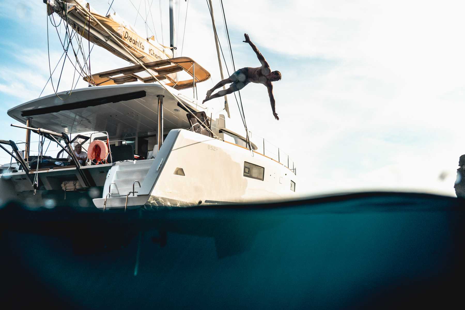 Mit Schwung ins klare und kühle Wasser