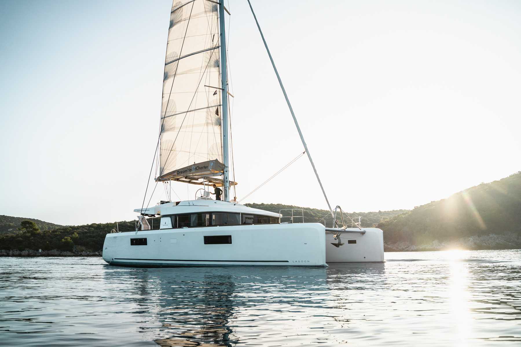 Großer und luxuriöser Katamaran für die Kojencharter Reise