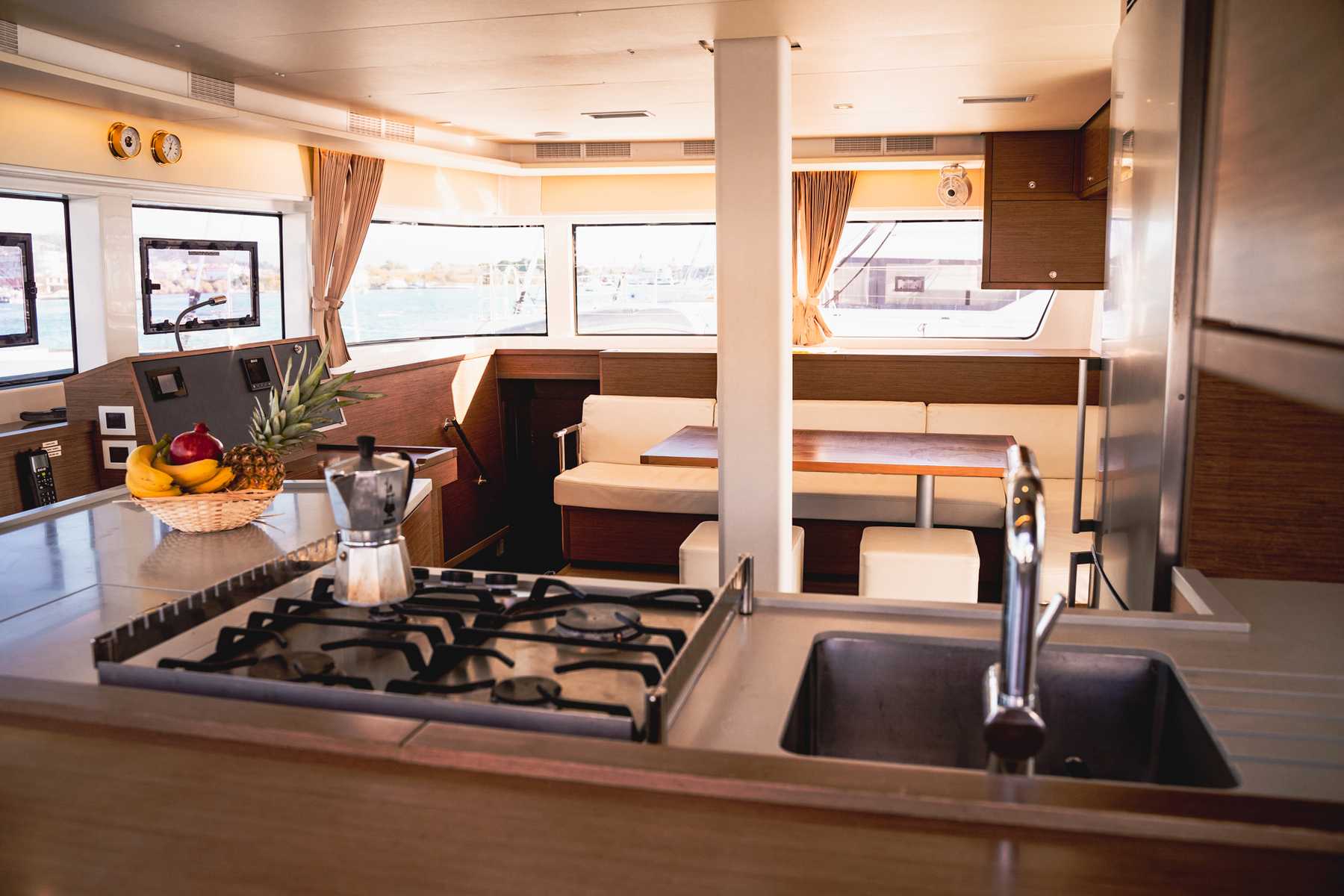 Der große Salon des Kabinencharter Katamarans