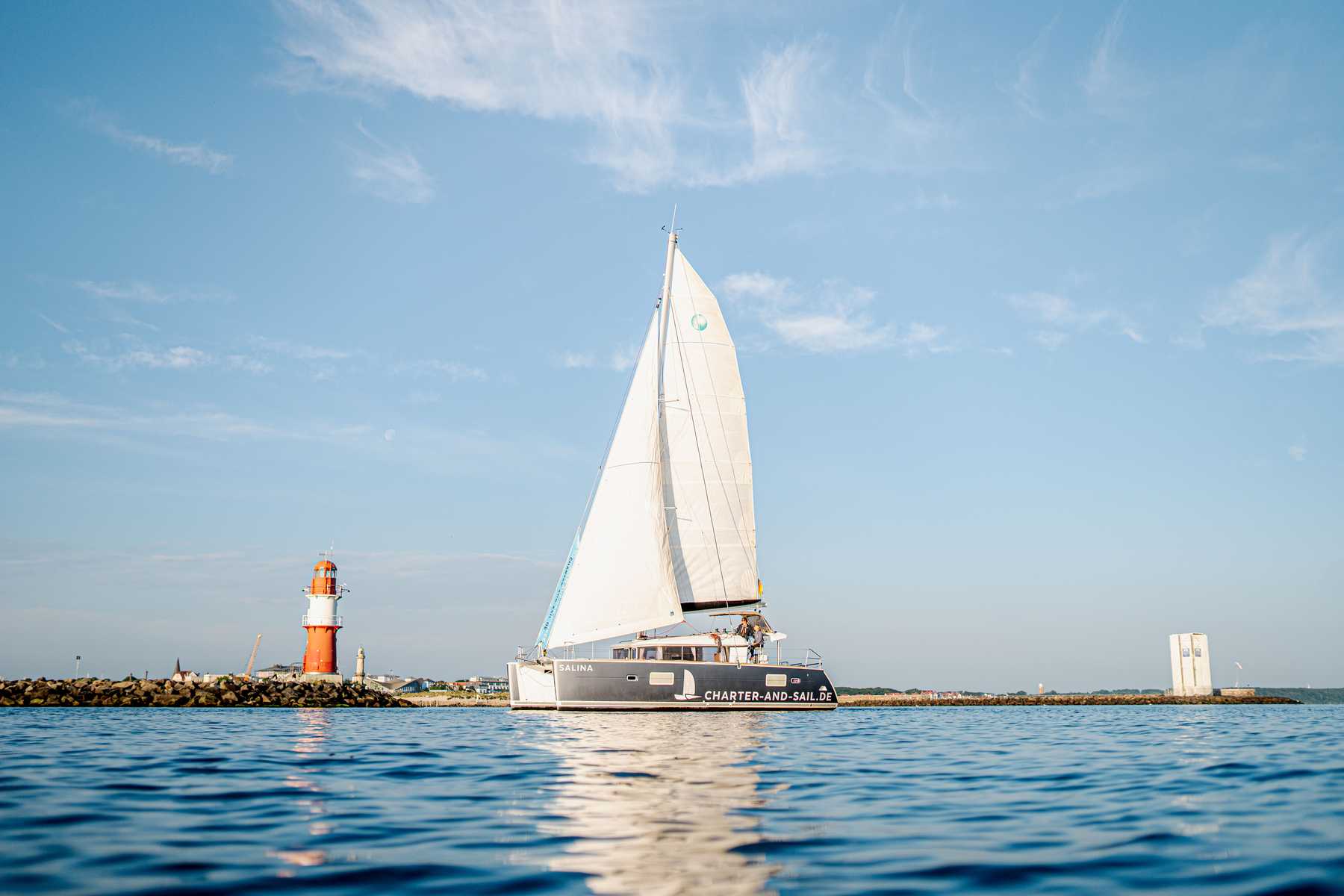 Katamaransegeln mitWarnemünde im Hintergrund