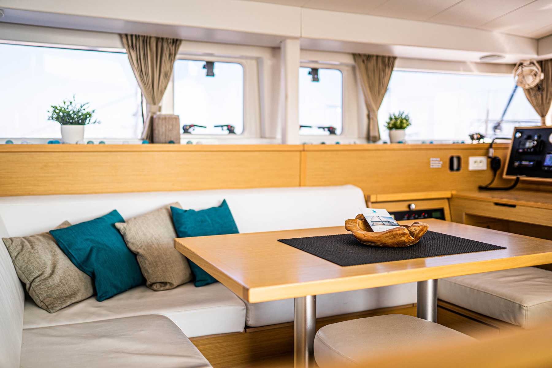 Sitzecke im Katamaran Salina
