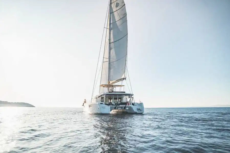 Unter Segeln geht es zu neuen Ufern