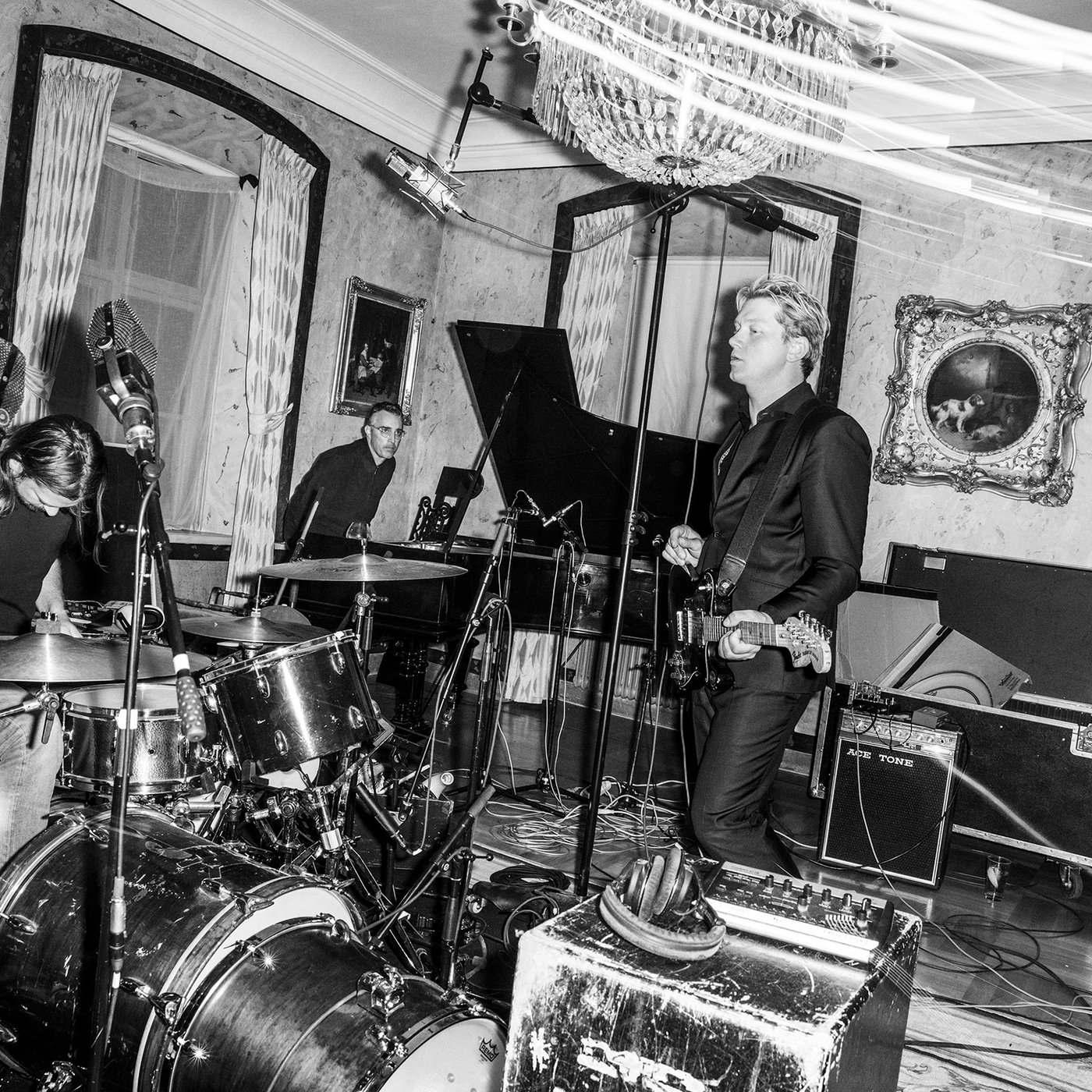 Pressefoto - JOHNOSSI - Fredrik Skogkvist.jpg